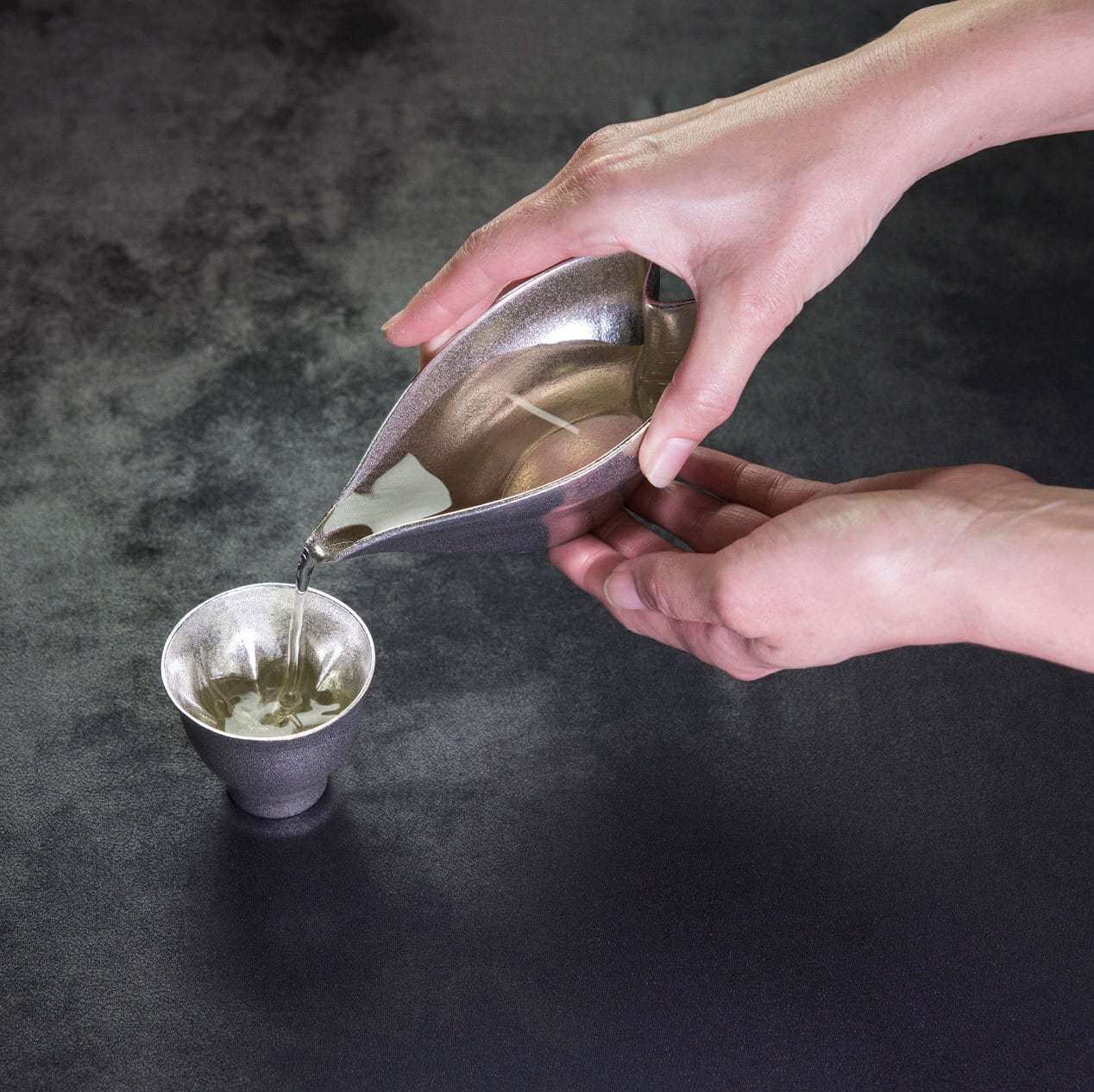 純錫の酒器 桜の花びらをモチーフにしたぐい呑みと片口のセット hiracle(ヒラクル)