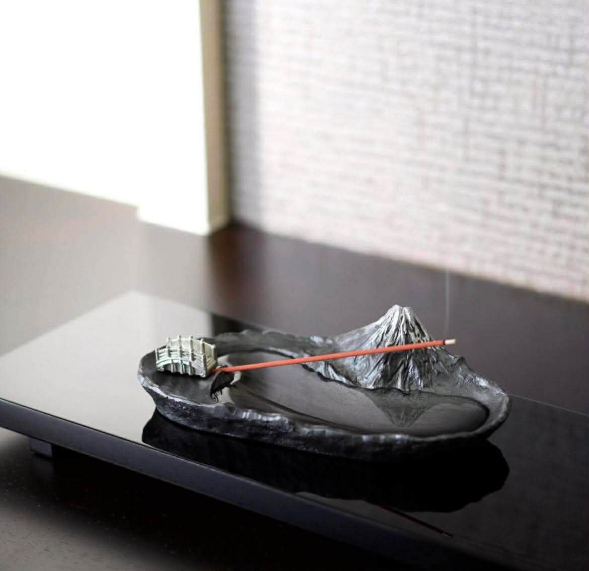 水を注ぐと現れる「逆さ富士の水盤」