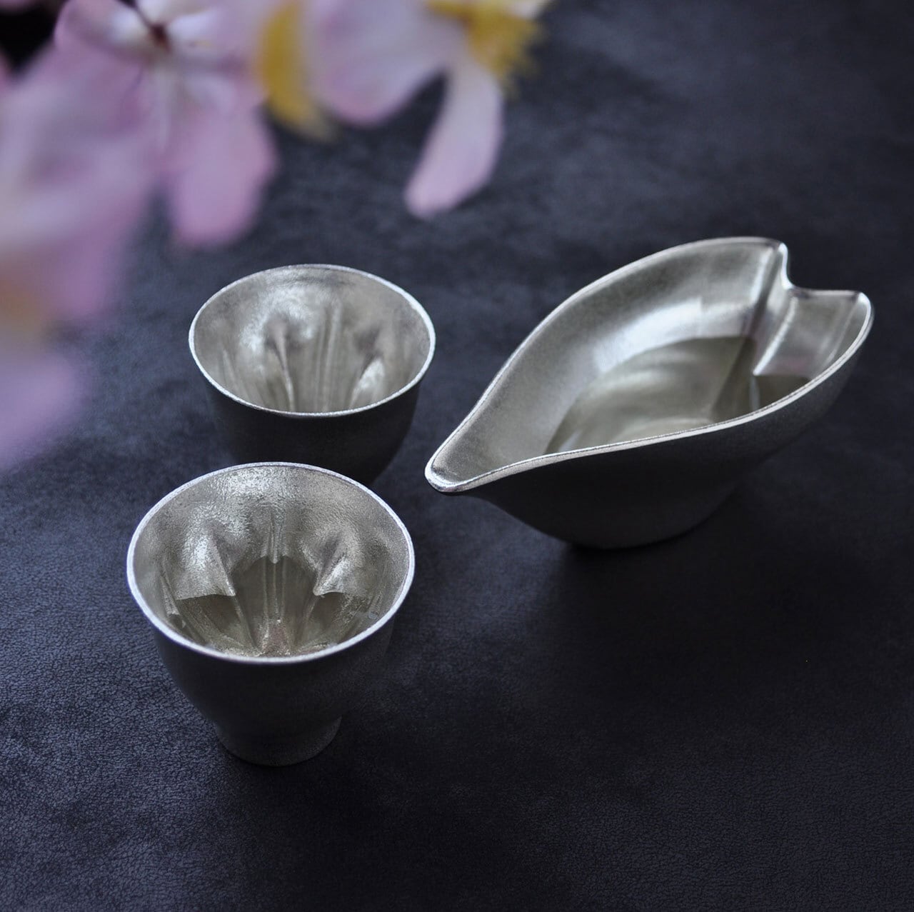 純錫の酒器 桜の花びらをモチーフにしたぐい呑みと片口のセット hiracle（ヒラクル）